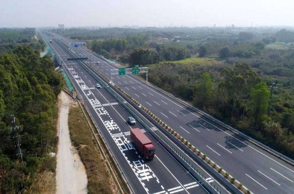 做好提前预示 引导车辆合理选择车道 阳茂高速改扩建项目全长79