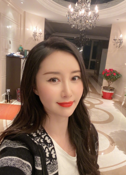 32岁舒畅变化大,脸部肿胀像充气,豪宅内景曝光家境不简单?