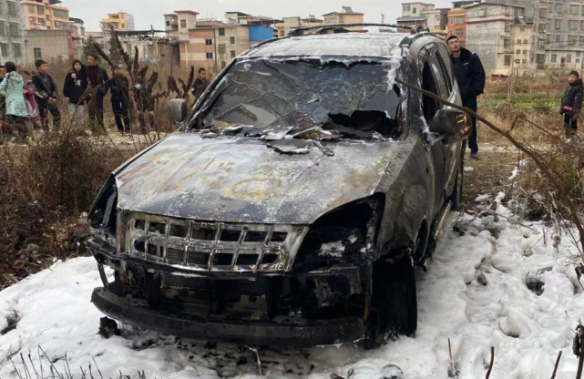 家长们 孩子玩鞭炮把人家越野车报废了!必须得上点心了!