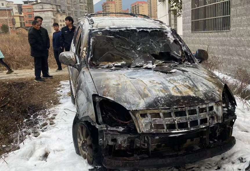 家长们孩子玩鞭炮把人家越野车报废了必须得上点心了