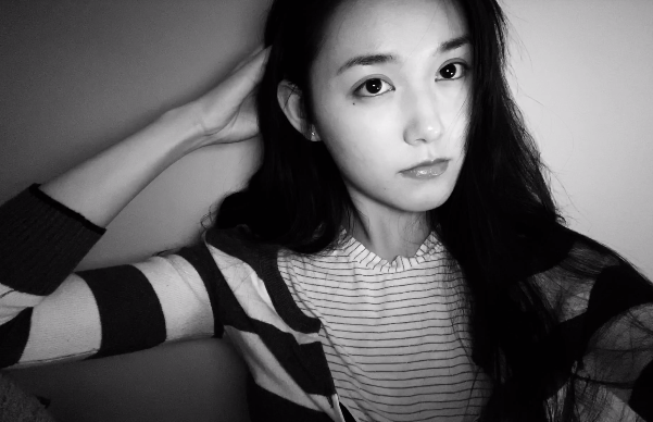 20岁蒋依依晒寒假自拍,脸颊有肉显可爱,看到"漫画鼻"我酸了