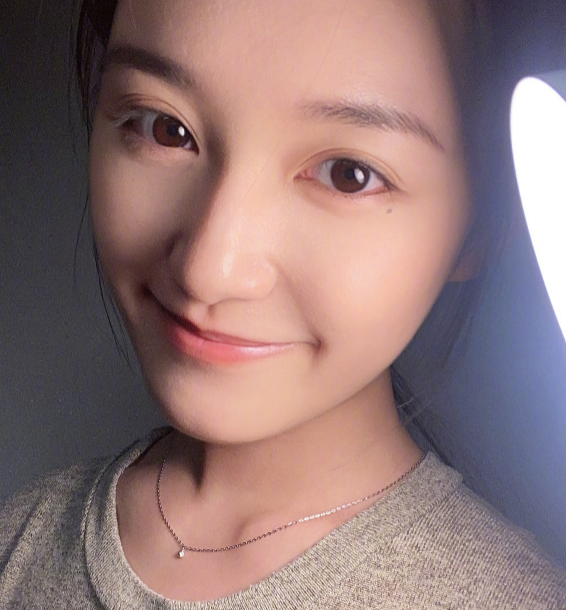 20岁蒋依依晒寒假自拍,脸颊有肉显可爱,看到"漫画鼻"我酸了