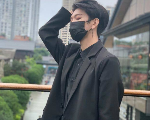 七鹤大人不怕脱粉摘下口罩下巴棱角分明小说男主有了脸