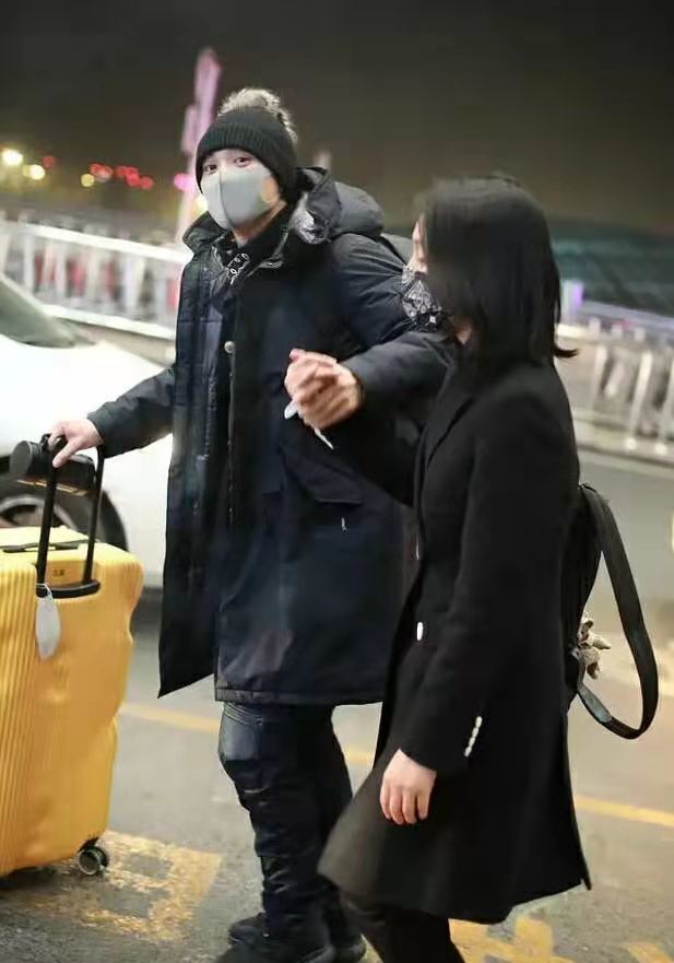 朱丹和周一围机场秀甜蜜黑色大衣显窈窕不像两孩妈咪