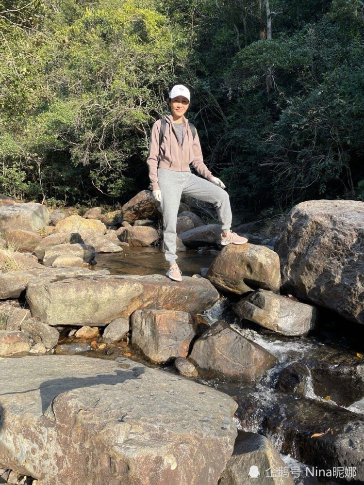 50岁黎姿真自律穿露脐卫衣罕见携女爬山这马蜂腰香港阔太里少见