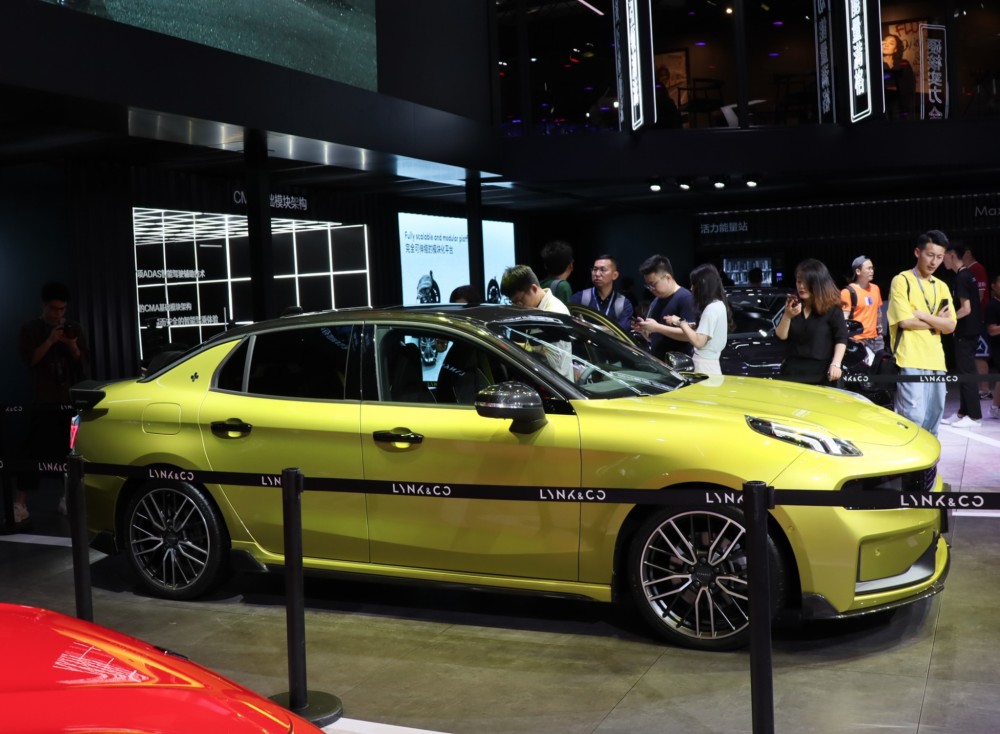 车头采用了领克link&co家族式设计语言,比如宽扁的车头,两侧"北极之光