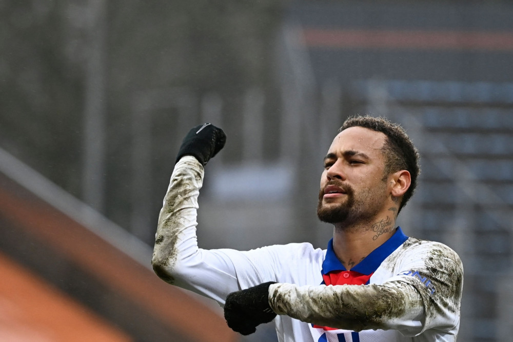 但率先打破僵局的是洛里昂,第35分钟佩雷拉反抢之后出现失误,洛里昂