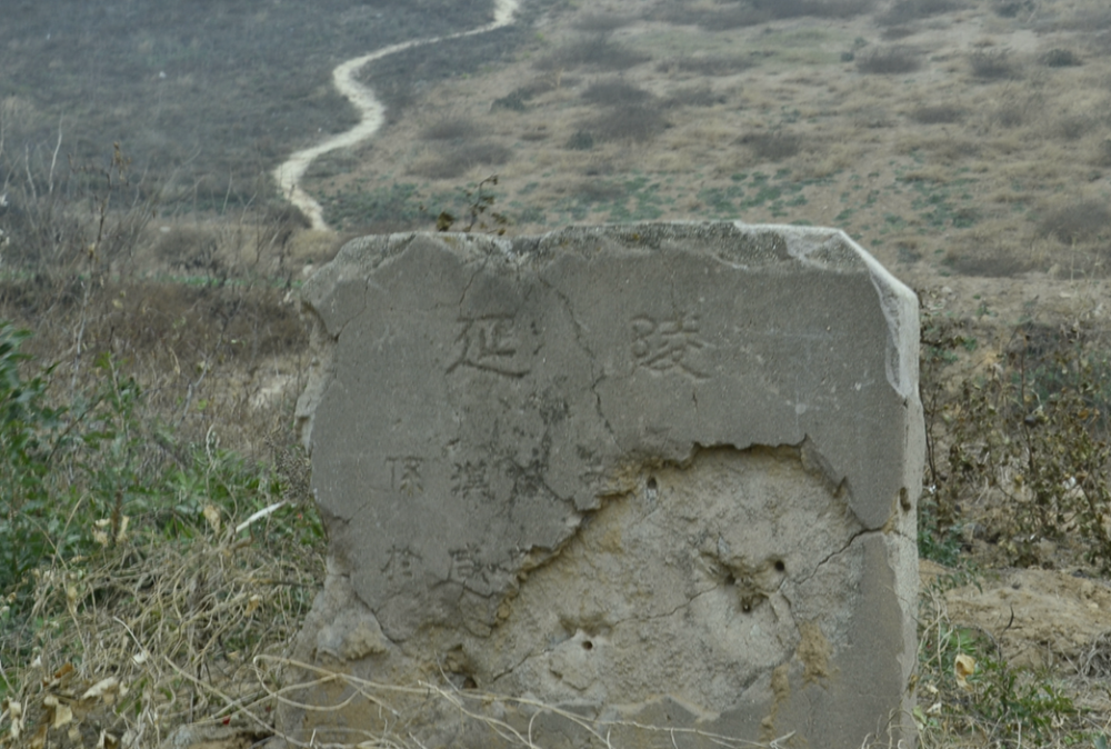今天在延陵西的西石村,有几个小土冢,据说是赵飞燕等人的墓葬,但是