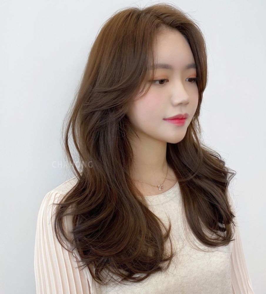 发型 ,比较适合细软发质的女性 ,似卷非卷的长发搭配浅金色的染发就能