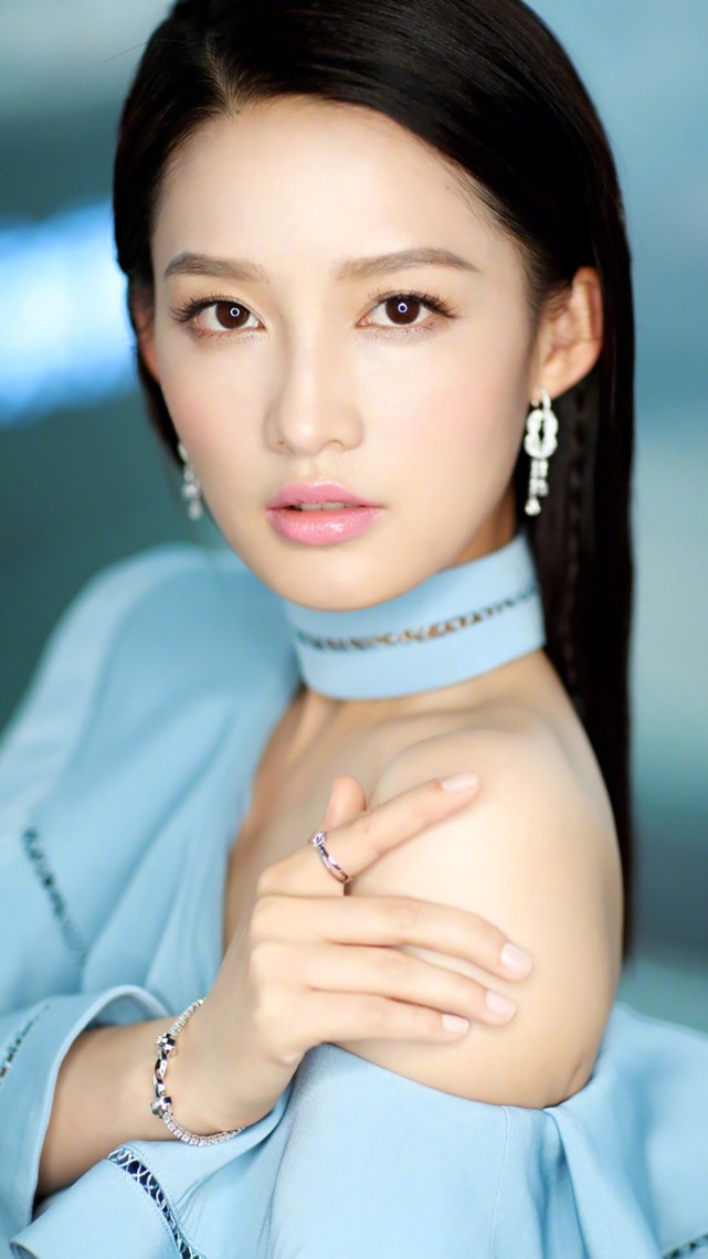 李沁毫不避讳的穿搭风,回头率超高