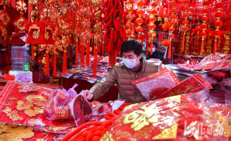 2021年1月31日,消费者在石家庄市大经街年货批发店里选购福字,对联等