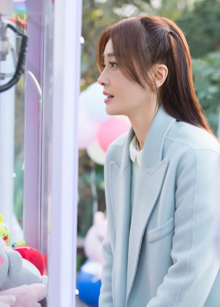 41岁秦岚为凹少女感太拼浅色大衣配百褶裙扮嫩还是白月光