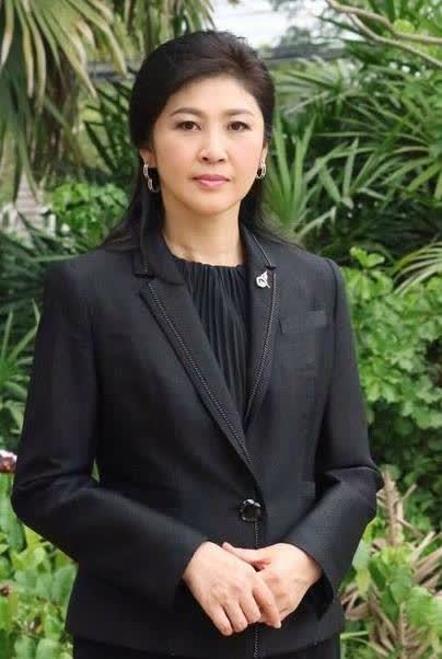 不愧是泰国最美女总理!英拉穿红色针织衫气质优雅,花围巾真时髦
