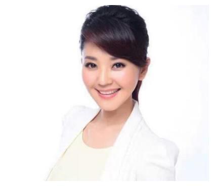 她是央视美女主持,嫁大8岁丈夫生活幸福,如今44岁仍美如少女!