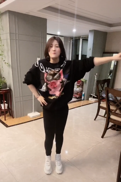 画面中,葛珊珊一身黑衣黑裤翻跳张馨予在《乘风破浪的姐姐2》中跳的