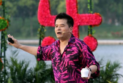 毕福剑央视大楼现身担任2021央视春晚主持人知情人这样回答