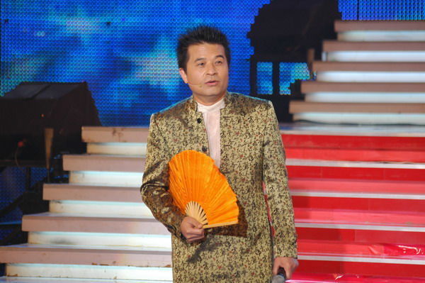 毕福剑央视大楼现身担任2021央视春晚主持人知情人这样回答