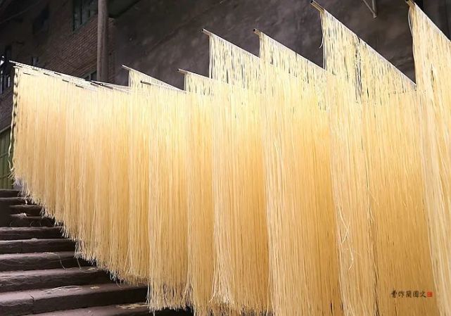 一方水土:古蔺街边,晾晒挂面的风景很撩人