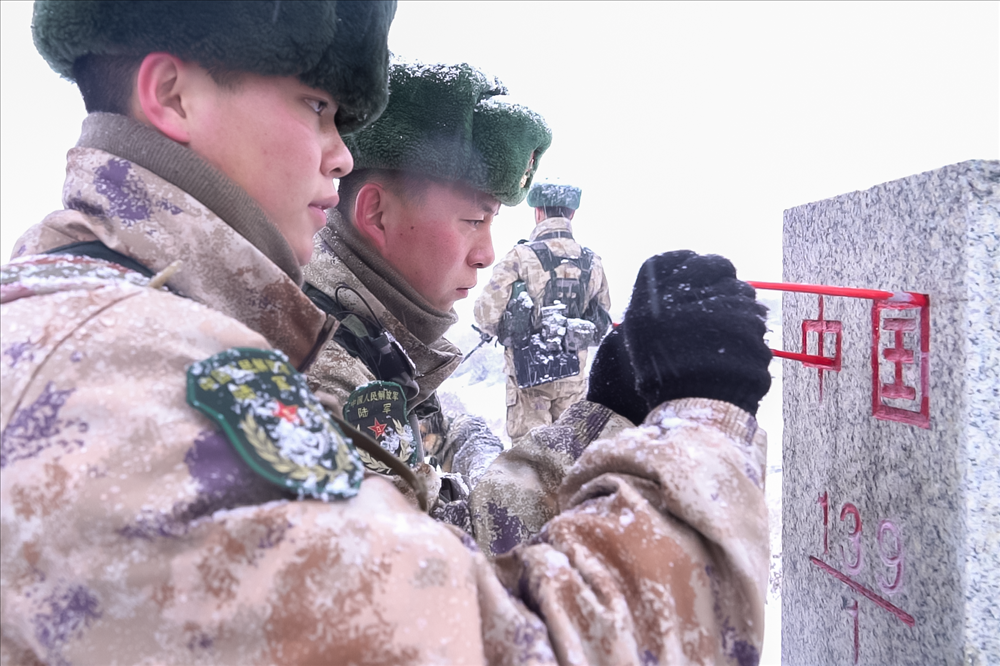 庄严的界碑他郑重承诺"今后一定要练好本领,争当一名优秀的边防军人