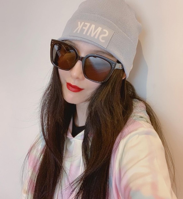 范冰冰真是胆大!蓝色水墨裙造型太美了,皮肤白到让裙摆"失踪"