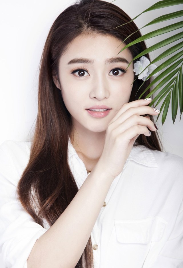 四川成都女演员曾梦雪,"梨涡少女"清新靓丽