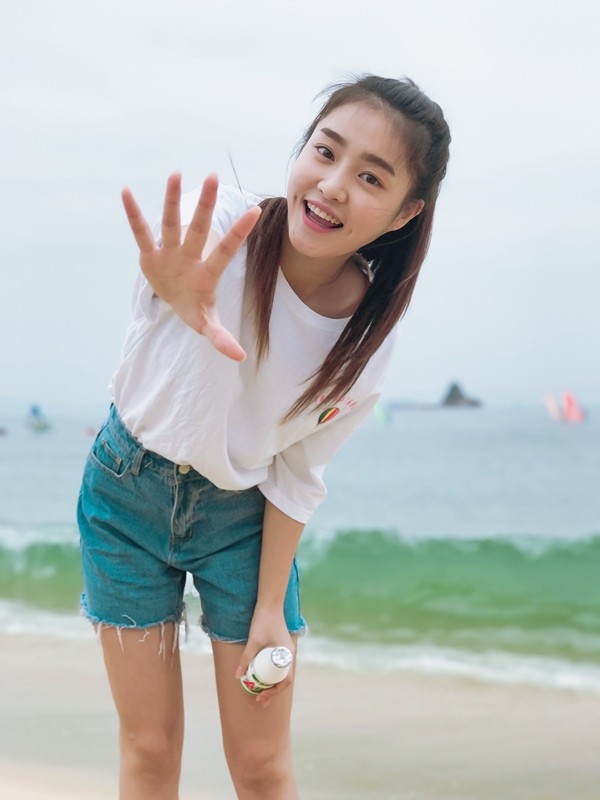 四川成都女演员曾梦雪,"梨涡少女"清新靓丽