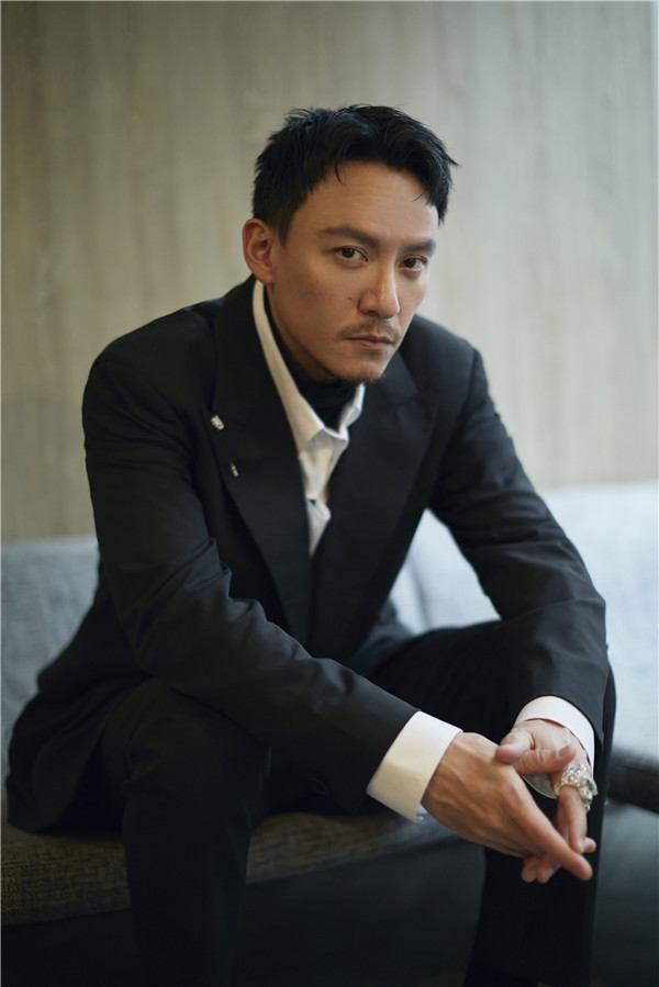 张震身着黑色西装帅气又迷人!