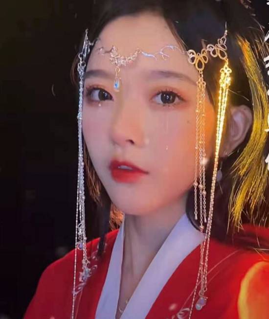 粉丝突破3500万彭十六再次穿古装一身嫁衣装扮惊艳全场