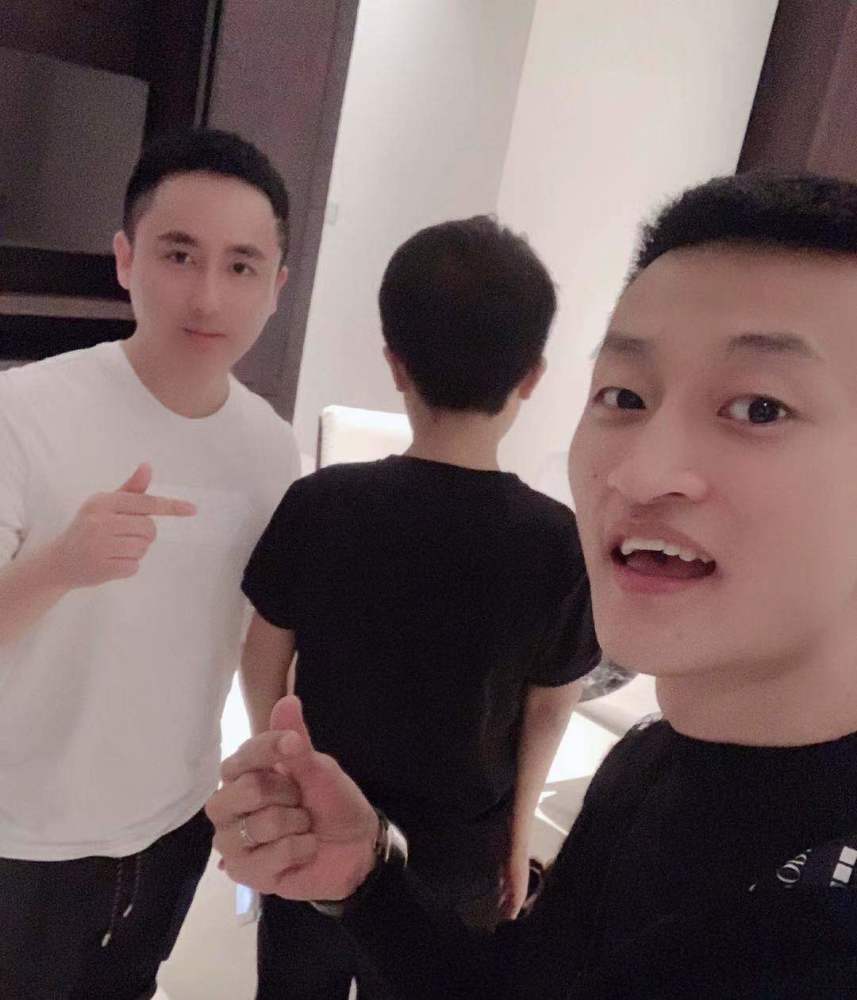 各大八卦主播纷纷站队散打哥开播怒怼天道媳妇米菲