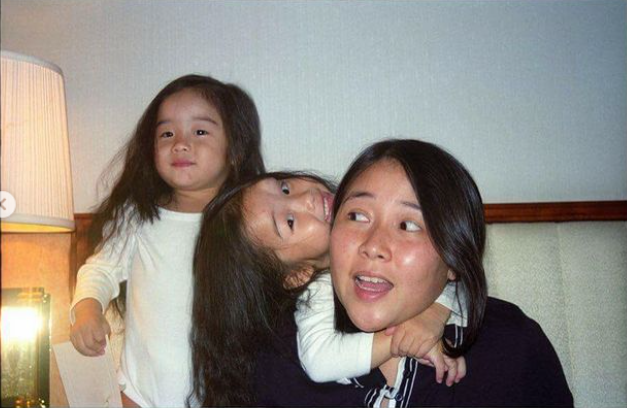 63岁梁家辉生日全家福曝光与妻子江嘉年甜蜜牵手女儿表白送祝福