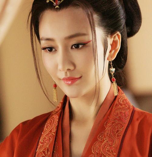 出道之后,王鸥凭借御姐范的长相和身材,大多饰演的都是女神级别的角色