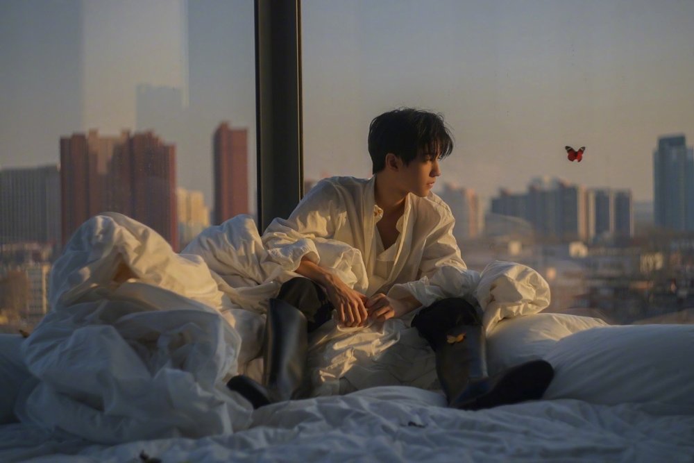 王俊凯冬日暖阳大片,优雅王子开启全新二月,向阳而生追光而行!