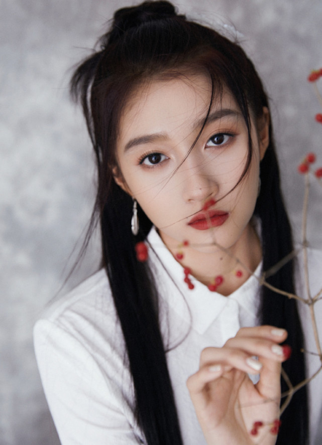 关晓彤国风造型,白色衬衫搭配水墨长裙效果飒爽帅气