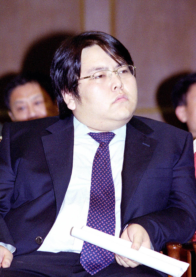 父遭枪杀22岁接班27岁问鼎首富豪娶明星今败光资产成老赖