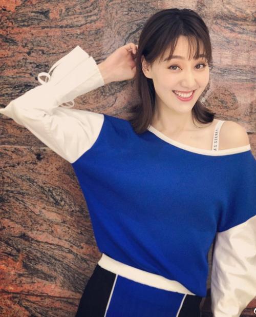 被央视退回后,负面绯闻缠身的女主持,如今37的王冠生活如何