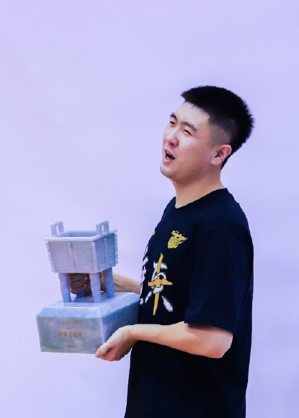 过季后赛奇兵的履历,加上自身的三分技能,25岁的他有能力模仿万圣伟