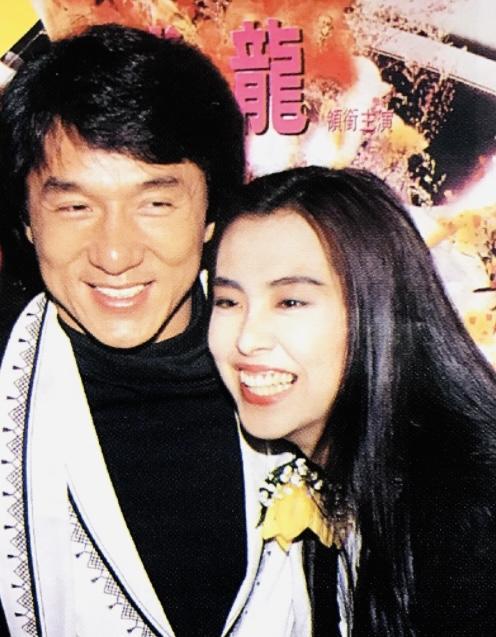 54岁王祖贤曝罕见旧照,清纯貌美发量惊人,与成龙同框满眼崇拜