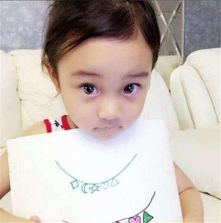 杨幂5岁女儿近照曝光,看到孩子"真颜",网友:专挑父母优点长