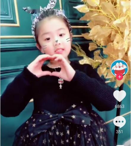 薇娅的女儿小名妮妮跟爸爸太像了肉嘟嘟的圆脸超级可爱