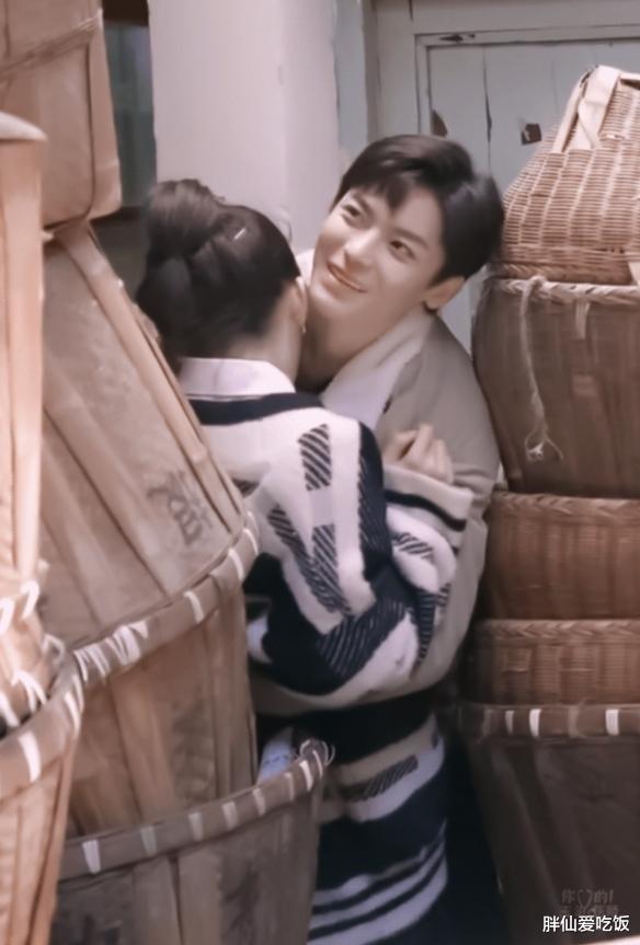 杨超越侯明昊床单热吻超越动作让粉丝慌张