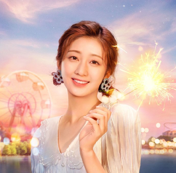 戚砚笛成功进军演艺圈,虽然是新人演员,但也主演了不少电视剧,像