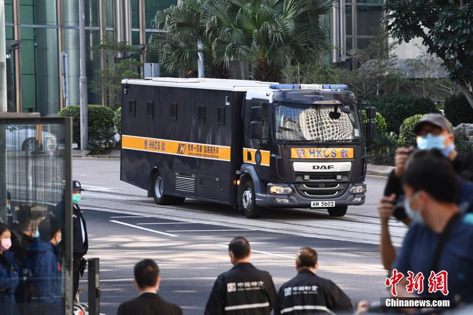 图为黎智英步出惩教署车辆进入终审法院.