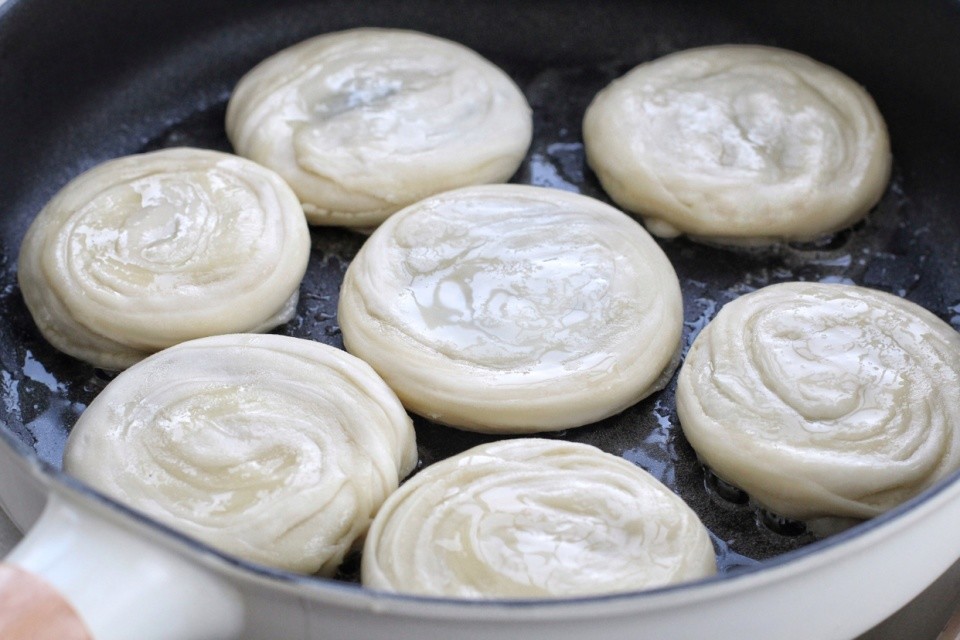 平底锅烙制油酥饼,简单易学分层多,一碰直掉渣,配方比例在这里