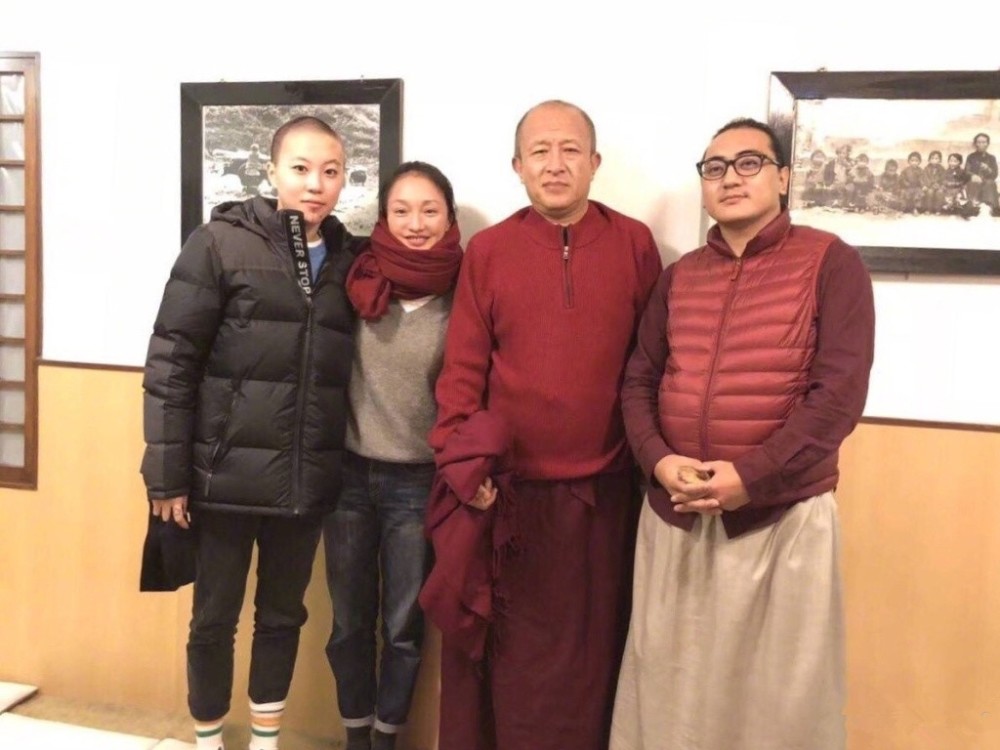 多次被拍到和窦靖童同框的画面,一度还被认为是窦靖童的绯闻女友,当然