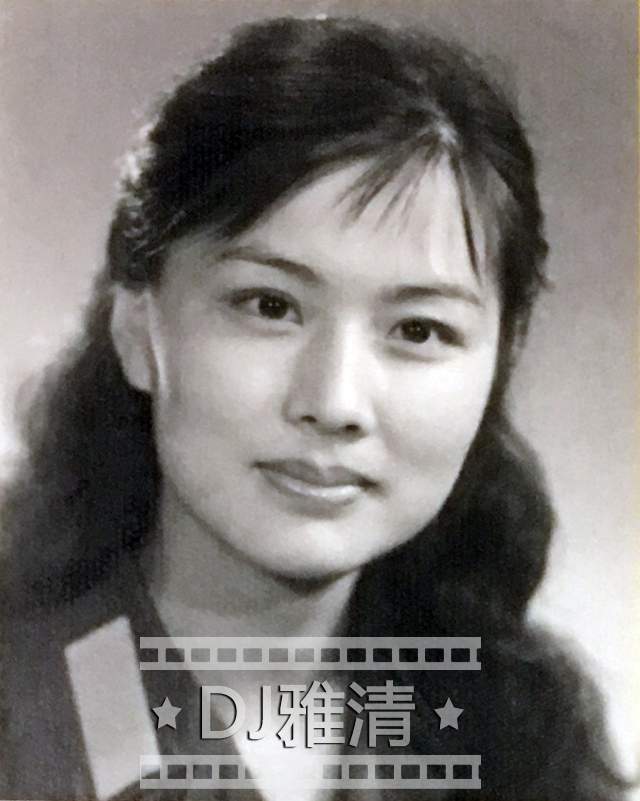 她1956年4月出生于山东青岛.