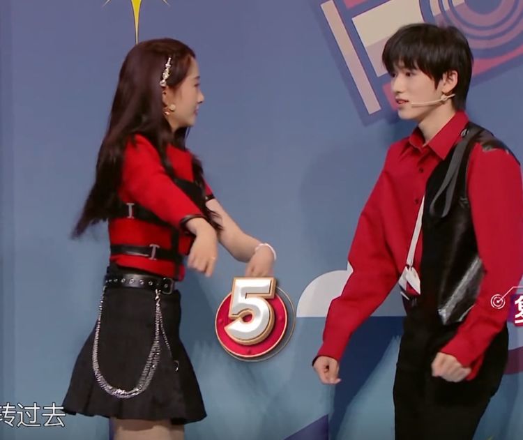 宋亚轩加入王牌6与关晓彤互动玩游戏下意识动作被热议