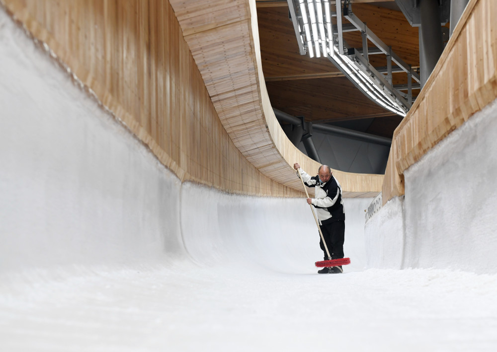 新华社记者 张晨霖 摄这是夕阳下的国家雪车雪橇中