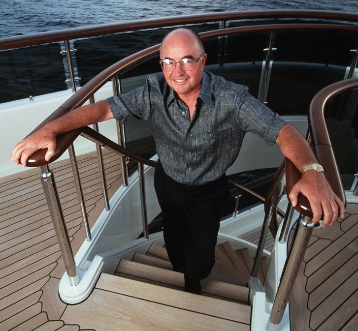 拥有全尺寸网球场!乔·刘易斯价值1.13亿英镑的超级游艇aviva号_腾讯