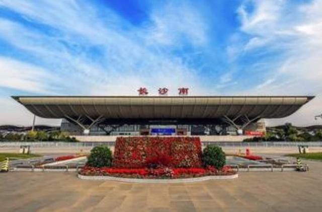 中国首条时速350公里的高铁经过这些地级市看看有你家乡吗