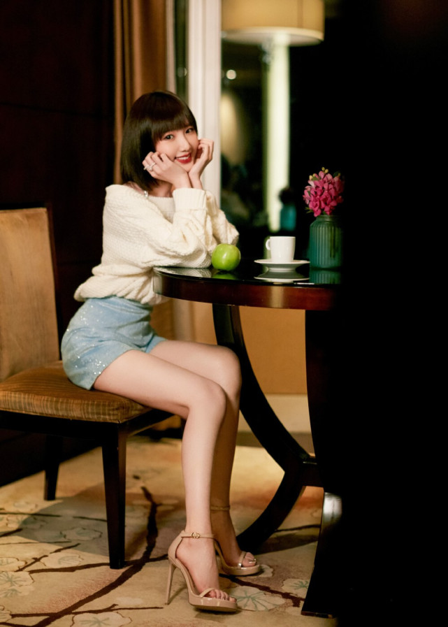 毛晓彤穿衣风格变妩媚娇媚柔美的气质在裙子映衬下很优雅